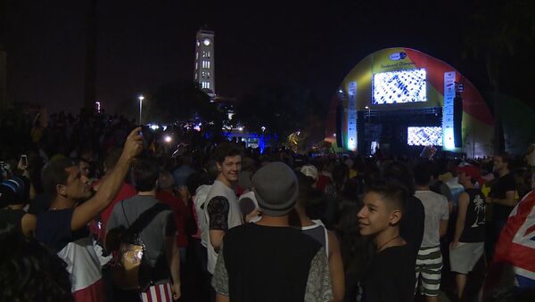 Люди на площади в Рио-де-Жанейро на большом экране смотрели открытие Олимпиады - Sputnik Грузия