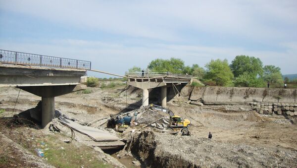 Разрушенный мост в Губинском районе Азербайджана. Архивное фото - Sputnik Грузия