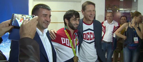 Первый российский чемпион ОИ-2016 показал завоеванную золотую медаль Первый российский чемпион ОИ-2016 показал завоеванную золотую медаль - Sputnik Грузия