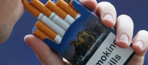 Надпись Курение убивает на пачке сигарет. - Sputnik Грузия