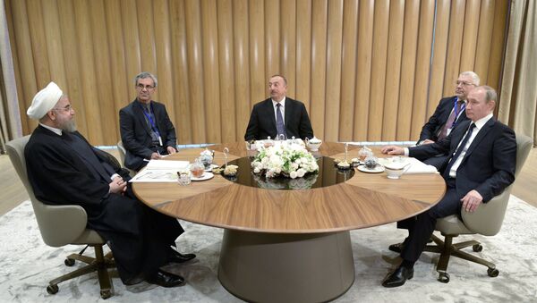 Президент России Владимир Путин (справа), президент Азербайджанской Республики Ильхам Алиев (в центре) и президент Исламской Республики Иран Хасан Рухани (слева) - Sputnik Грузия
