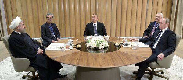 Президент России Владимир Путин (справа), президент Азербайджанской Республики Ильхам Алиев (в центре) и президент Исламской Республики Иран Хасан Рухани (слева) - Sputnik Грузия