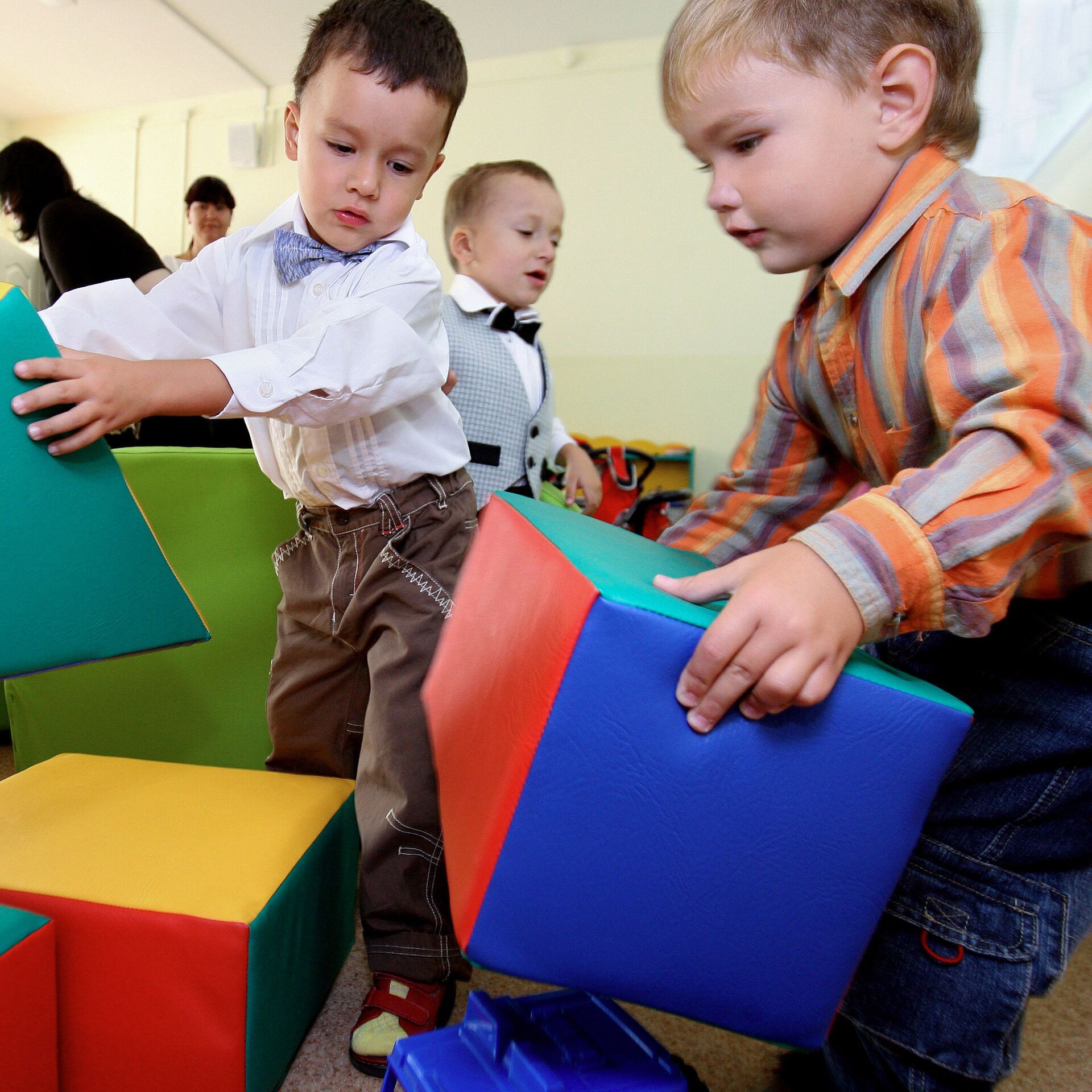 Садик. Мировые детки детский сад. Фото с коробкой дети детсад.