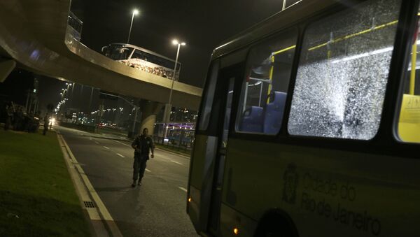 Поврежденный автобус в Рио - Sputnik Грузия