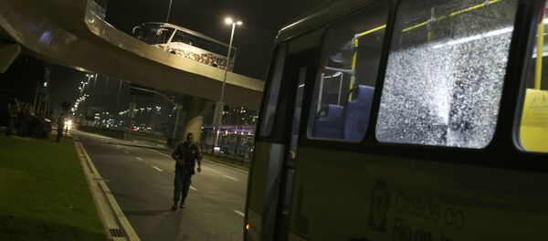 Поврежденный автобус в Рио Поврежденный автобус в Рио - Sputnik Грузия