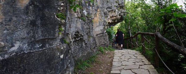 Путь к главной пещере комплекса Сатаплиа через тропинку вдоль обрыва. В этой скале в древности жили пчелы и гора в буквальном смысле слова медоносила. - Sputnik Грузия