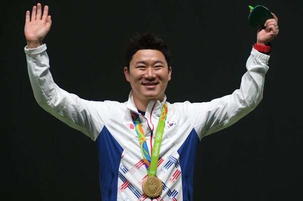 Чин Чон Ох (Южная Корея), завоевавший золотую медаль в стрельбе из пистолета на 50 м среди мужчин на XXXI летних Олимпийских играх, на церемонии награждения. - Sputnik Грузия