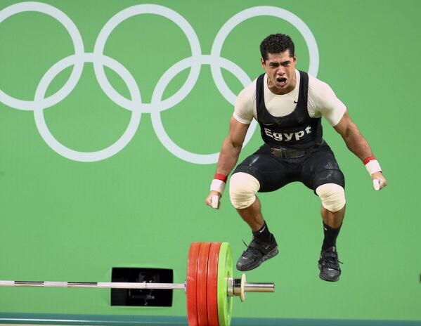 Финал соревнований по тяжелой атлетике среди мужчин в категории до 77 кг на XXXI летних Олимпийских играх. Мохамед Ихаб Юсуф из Египта празднует победу. - Sputnik Грузия