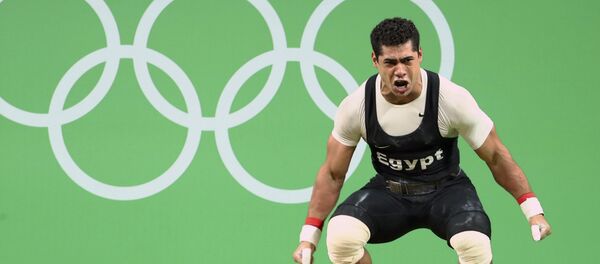 Финал соревнований по тяжелой атлетике среди мужчин в категории до 77 кг на XXXI летних Олимпийских играх. Мохамед Ихаб Юсуф из Египта празднует победу. Финал соревнований по тяжелой атлетике среди мужчин в категории до 77 кг на XXXI летних Олимпийских играх. Мохамед Ихаб Юсуф из Египта празднует победу. - Sputnik Грузия