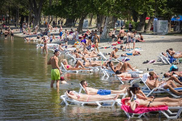 Пляж озера Лиси, заполненный отдыхающими жителями Тбилиси и гостями столицы Грузии. - Sputnik Грузия