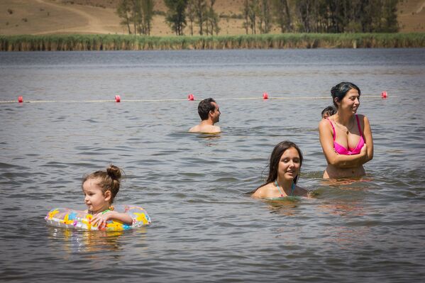Люди купаются в озере Лиси. - Sputnik Грузия