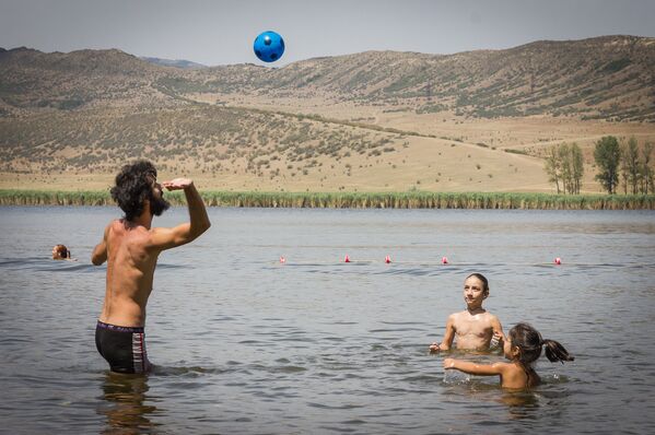 Жители Тбилиси играют в мяч во время отдыха на озере Лиси. - Sputnik Грузия