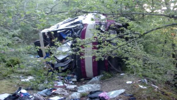 Рейсовый автобус упал в обрыв в Крыму. Кадры с места ДТП - Sputnik Грузия