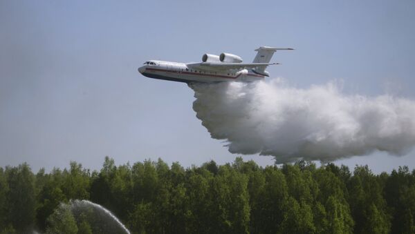 Avião russo do Ministério russo para Situações de Emergência Be-200 durante treinamentos - Sputnik Грузия