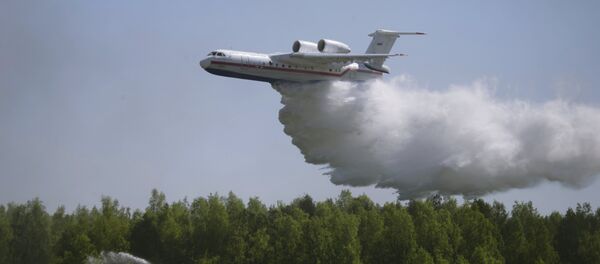 Avião russo do Ministério russo para Situações de Emergência Be-200 durante treinamentos - Sputnik Грузия