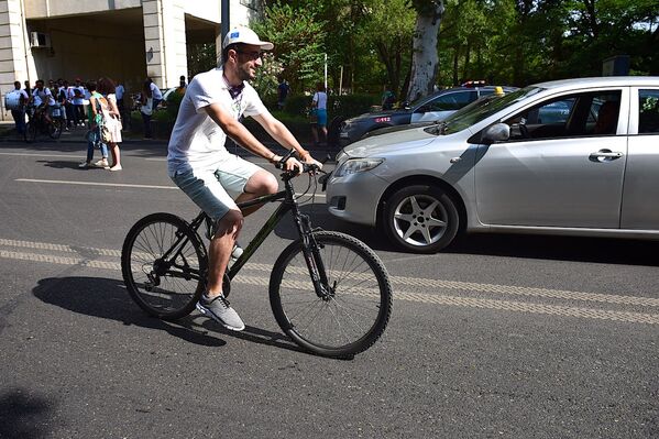 Участник велотура Измени стиль жизни проезжает по одной из центральных улиц Тбилиси. - Sputnik Грузия