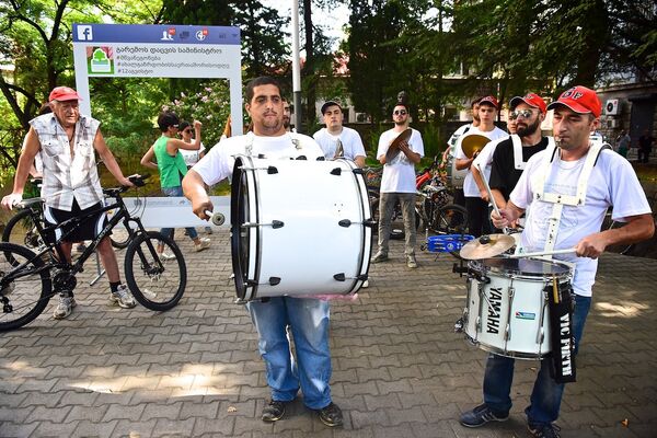 Внимание прохожих к акции привлекали молодые музыканты, игравшие на барабанах. - Sputnik Грузия