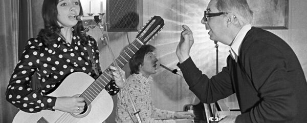 Композитор Микаэл Таривердиев (cправа) и музыкальный дуэт - Галина Беседина и Сергей Тараненко на репетиции. - Sputnik Грузия