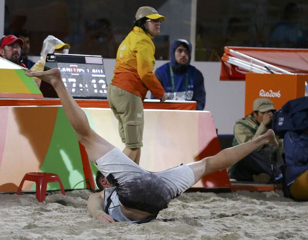 Волейболист Джошуа Бинсток из Канады во время падения на XXXI летних Олимпийских играх в Рио-де-Жанейро. - Sputnik Грузия