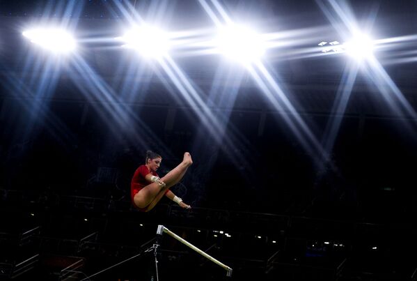 Алия Мустафина (Россия) выполняет упражнения на разновысоких брусьях в соревнованиях по спортивной гимнастике среди женщин на XXXI летних Олимпийских играх. - Sputnik Грузия