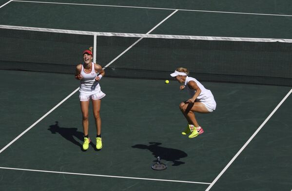Теннисистки Елена Веснина и Екатерина Макарова после победы в матче против сборной Швейцарии на XXXI летних Олимпийских играх в Рио-де-Жанейро - Sputnik Грузия