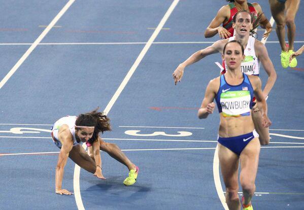 Легкоатлетка София Эннауи из Польши во время падения на XXXI летних Олимпийских играх в Рио-де-Жанейро - Sputnik Грузия
