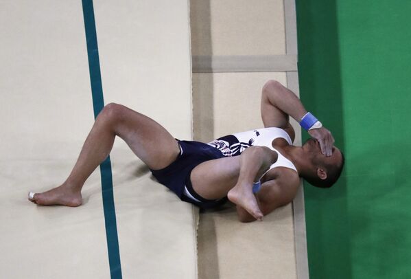 Французский гимнаст Амир Айд Саид, повредивший ногу во время соревнований по спортивной гимнастике на Олимпиаде 2016 в Рио-де-Жанейро - Sputnik Грузия