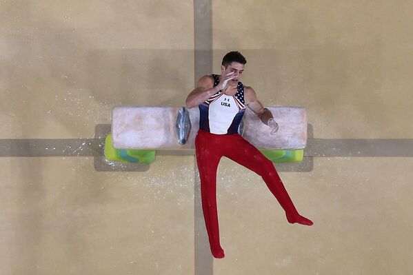 Американский гимнаст Кристофер Брукс во время падения на XXXI летних Олимпийских играх в Рио-де-Жанейро - Sputnik Грузия