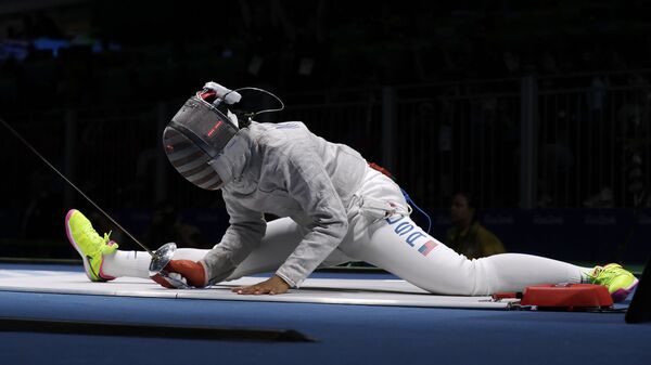 Фехтовальщица Ибтихадж Мухаммад из США после падения на XXXI летних Олимпийских играх в Рио-де-Жанейро  - Sputnik Грузия