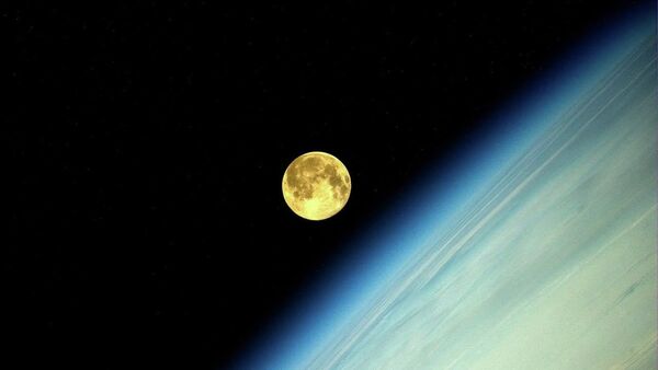 Фотография Луны во время суперлуния, сделанная космонавтом Олегом Артемьевым с МКС - Sputnik Грузия