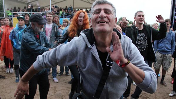 Один из зрителей танцует во время выступления Вахтанга Кикабидзе в Риге. - Sputnik Грузия