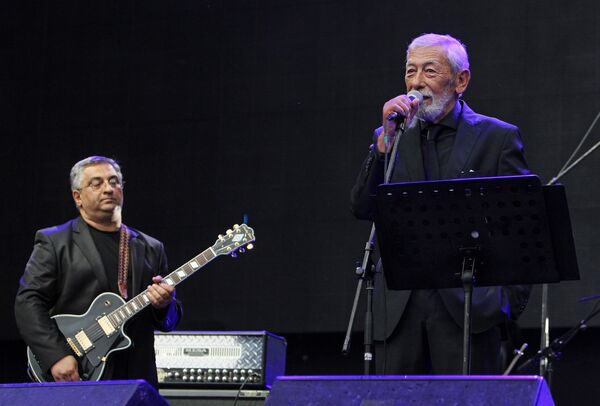 Вахтанг Кикабидзе выступает на фестивале Kubana в Риге. - Sputnik Грузия