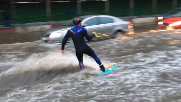 Водные виды спорта на улицах Москвы - как развлекаются россияне в непогоду - Sputnik Грузия