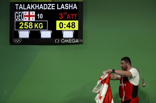 Лаша Талахадзе одержал победу на Олимпийских играх в Рио-де-Жанейро, установив мировой рекорд - по сумме двоеборья он набрал 473 кг (215 + 258). - Sputnik Грузия