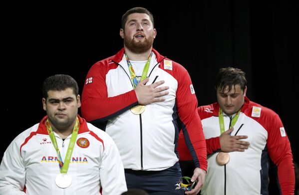 Тяжеловес из Грузии Лаша Талахадзе одержал победу на Олимпиаде в Рио в категории свыше 105 кг и завоевал первое олимпийское золото для своей страны. - Sputnik Грузия