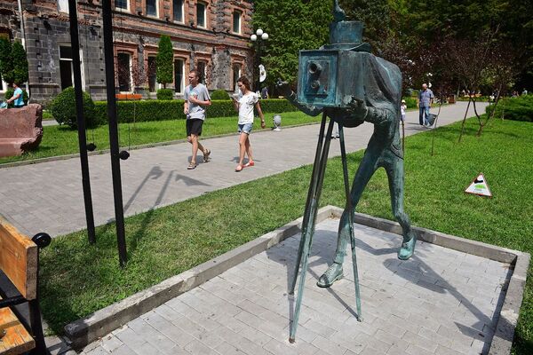 Памятник фотографу в Боржомском парке - Sputnik Грузия