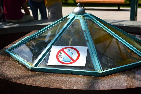 Предупреждающая надпись на листе бумаги у источника с минеральной водой Боржоми в городском парке. - Sputnik Грузия
