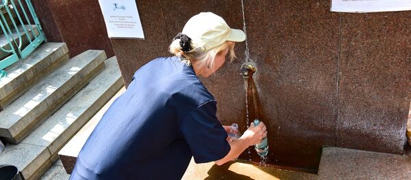 ქალი მინერალური წყლის წყაროსთან  ქალი მინერალური წყლის წყაროსთან  - Sputnik საქართველო