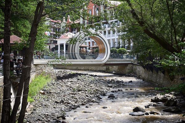 Туристический центр Боржоми - пешеходный мост через речку Боржомула - Sputnik Грузия