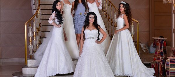 Участницы конкурса Miss Union Baku 2016 с владелицей свадебного салона Amor Сабиной Бейларовой. - Sputnik Грузия