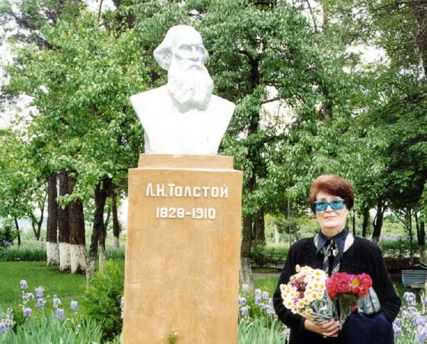 Памятник Льву Толстому в Мухровани Памятник Льву Толстому в Мухровани - Sputnik Грузия