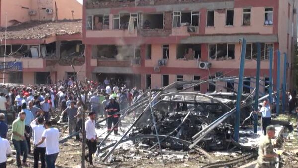 Взрыв произошел у полицейского участка на востоке Турции. Кадры с места ЧП - Sputnik Грузия