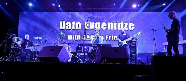 დავით ევგენიძემ ბათუმში თავისი საუკეთესო ჰიტები შეასრულა დავით ევგენიძემ ბათუმში თავისი საუკეთესო ჰიტები შეასრულა - Sputnik საქართველო