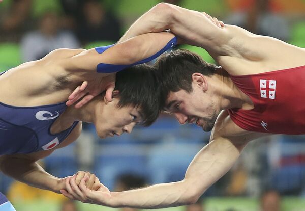 Финальная схватка - Владимир Хинчегашвили выигрывает золото в поединке с японцем Реем Хигучи - Sputnik Грузия