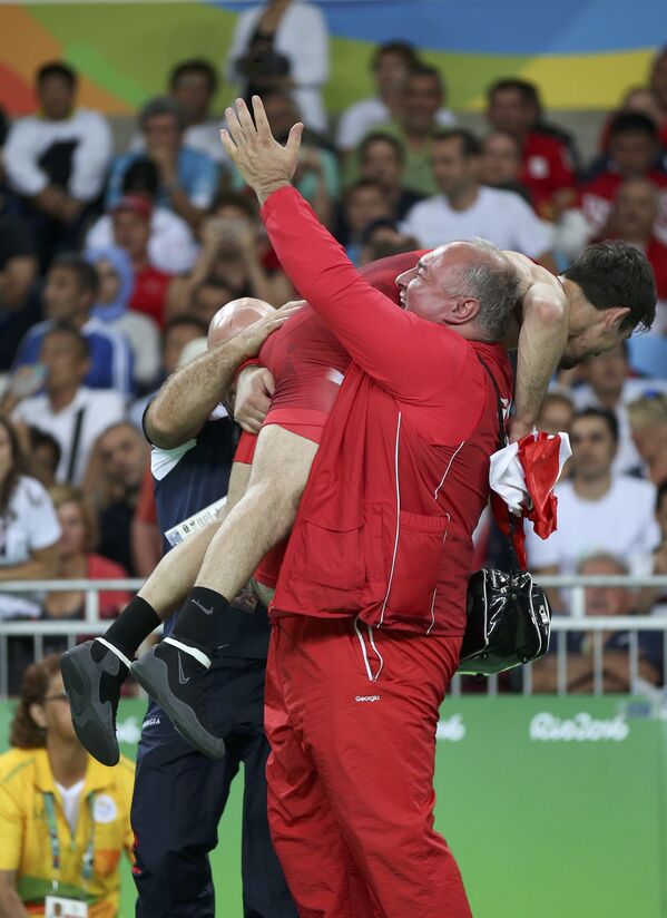 Грузинского борца поздравляют после победы - Владимир Хинчегашвили завоевал золотую медаль на Олимпиаде в Рио. - Sputnik Грузия
