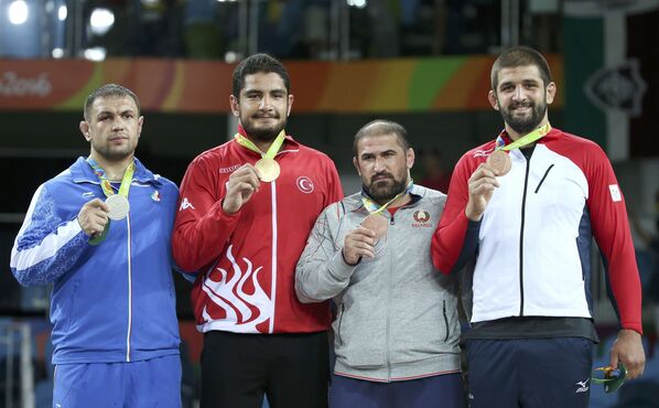 Борец Гено Петриашвили (крайний справа), завоевавший золото на Олимпиаде в Рио вместе с победителями соревнования по вольной борьбе в категории до 125 килограмм. - Sputnik Грузия