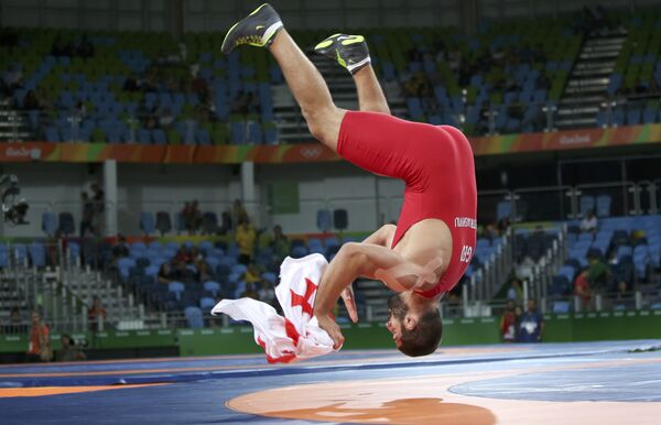 Гено Петриашвили, завоевавший бронзу на Олимпиаде в Рио, радуется своей победе. - Sputnik Грузия