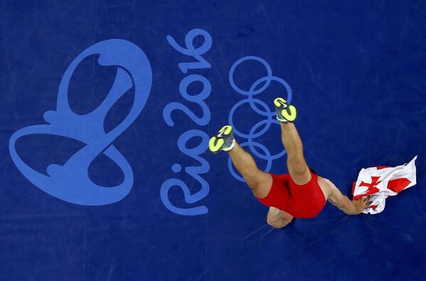 Гено Петриашвили, завоевавший бронзу на Олимпиаде в Рио в соревновании по вольной борьбе в категории до 125 кг, радуется своей победе. - Sputnik Грузия