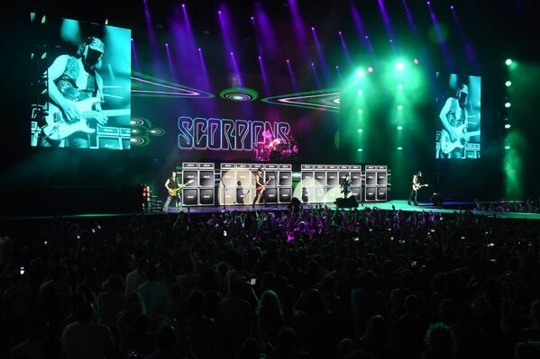 В отличие от прежних концертов на выступлении Scorpions было пять огромных экранов, а также внушительное, четкое и высококачественное визуальное оформление сцены. - Sputnik Грузия