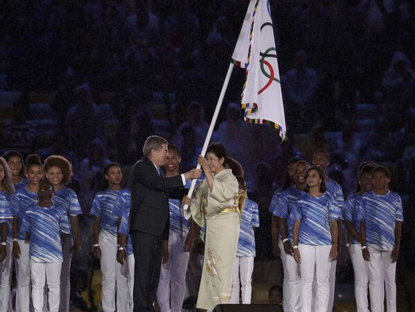 Мэр Рио-де-Жанейро Эдуардо Паэс передает олимпийский флаг мэру Токио Юрико Коикэ. - Sputnik Грузия